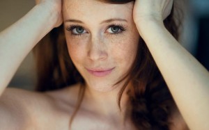 girl-freckled-beauty