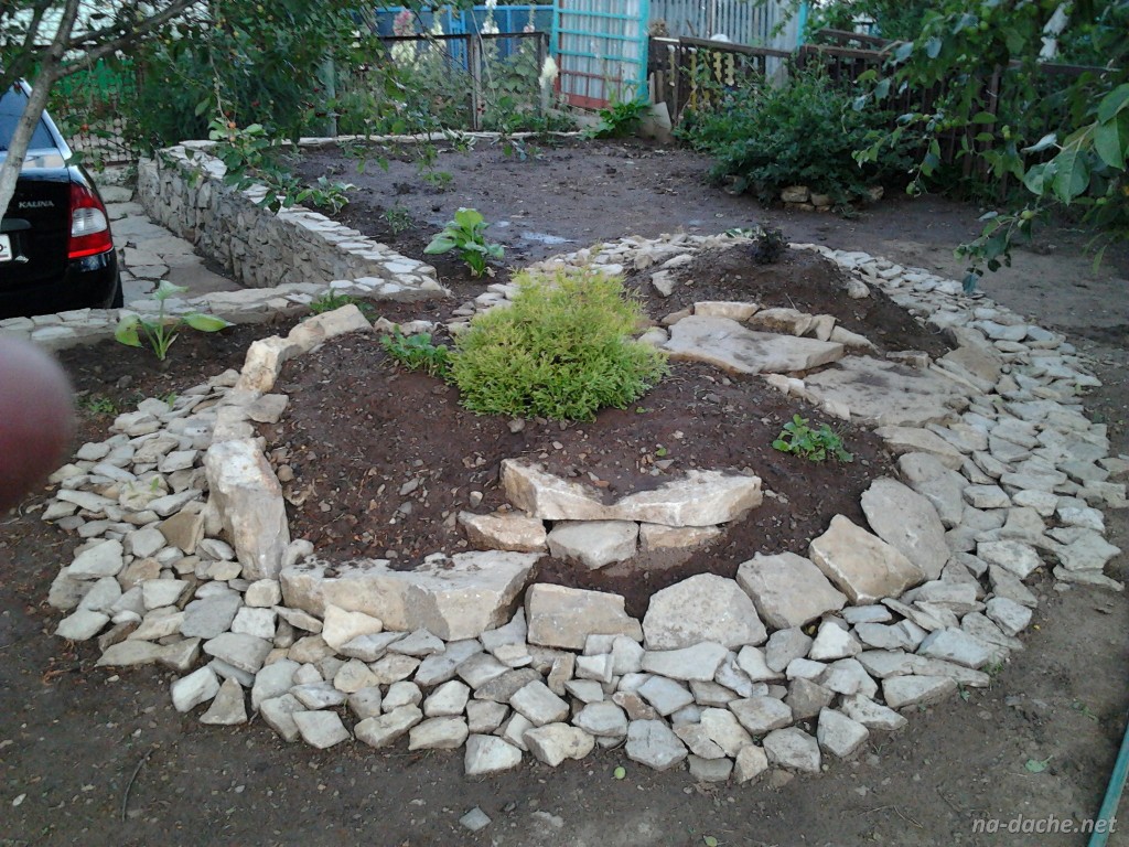 Клумба из камней и цемента