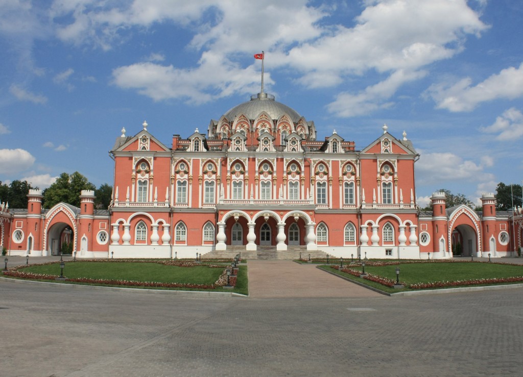 Красивый дворец в Москве