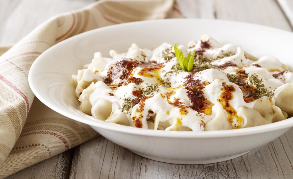 Манты с йогуртом турецкое блюдо