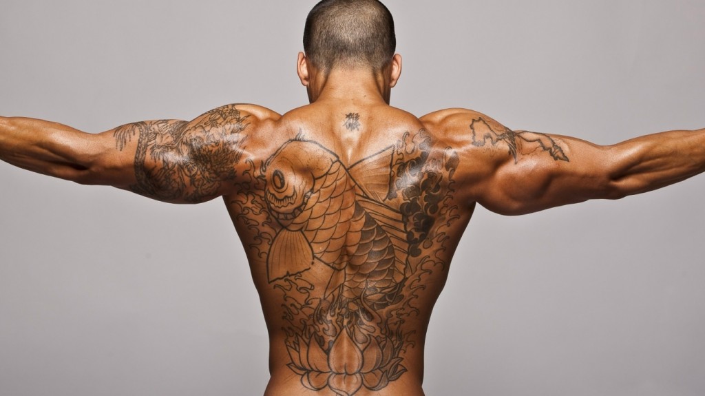 мужчина с татуировкой